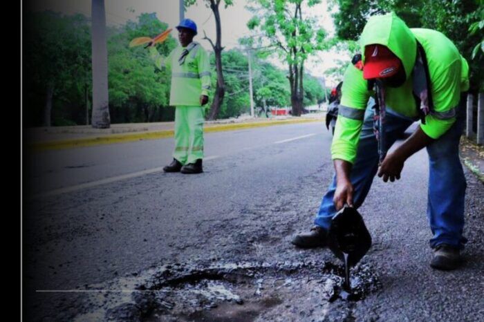 Gobierno de Rosi Bayardo intensifica labores de bacheo para mejorar la movilidad en Manzanillo
