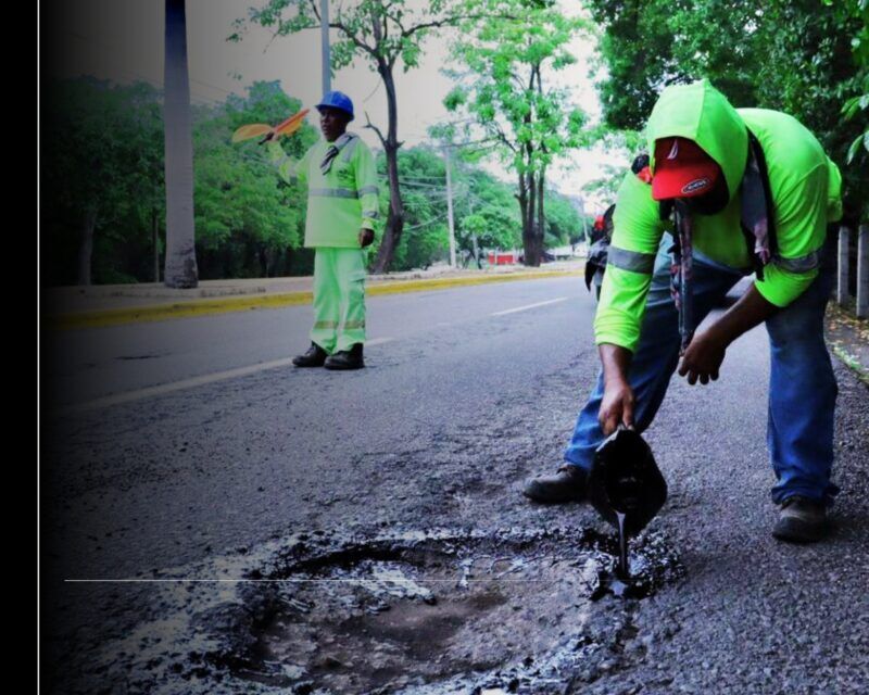 Gobierno de Rosi Bayardo intensifica labores de bacheo para mejorar la movilidad en Manzanillo