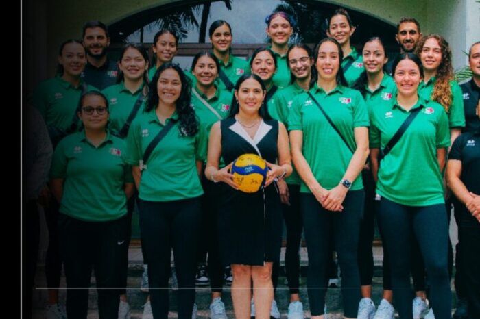 Indira Vizcaíno recibe a la Selección Mexicana, previo al inicio de la Copa Panamericana Femenil de Voleibol