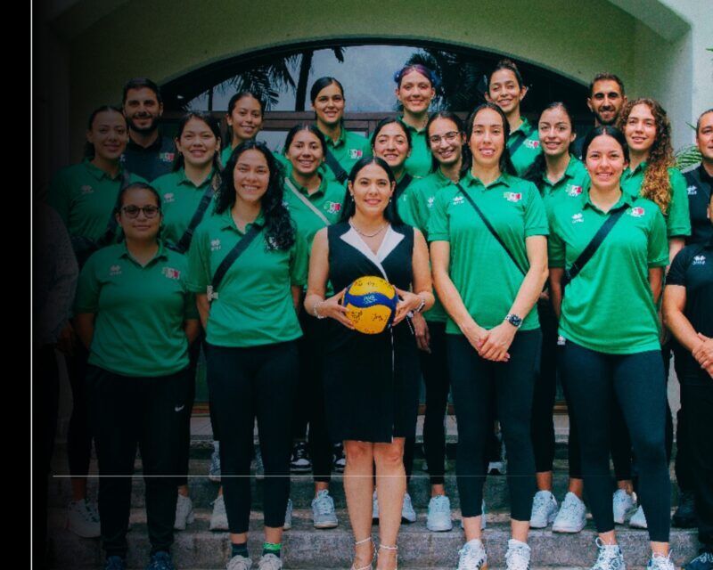 Indira Vizcaíno recibe a la Selección Mexicana, previo al inicio de la Copa Panamericana Femenil de Voleibol