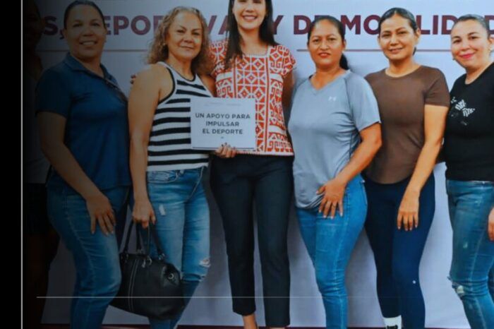 Rosi Bayardo entrega becas culturales, deportivas y de movilidad estudiantil