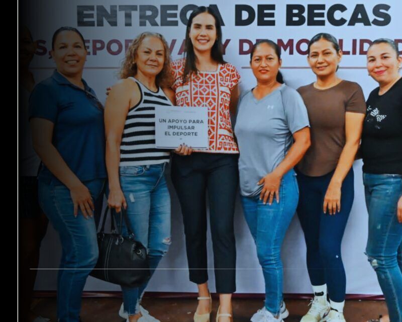 Rosi Bayardo entrega becas culturales, deportivas y de movilidad estudiantil