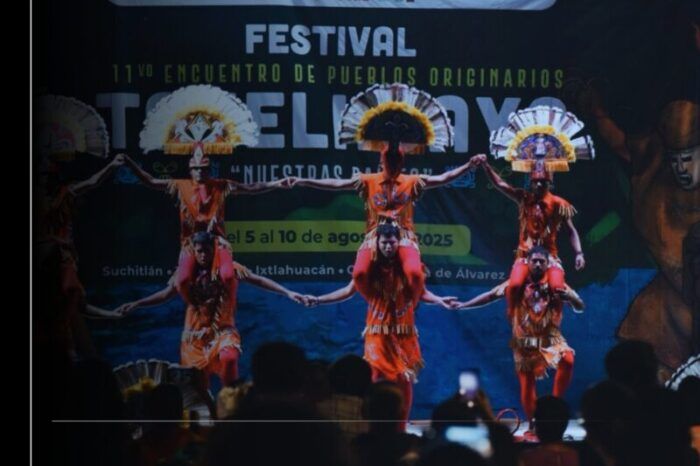 Colimenses disfrutan desfile de danzas originarias en el centro histórico de la capital