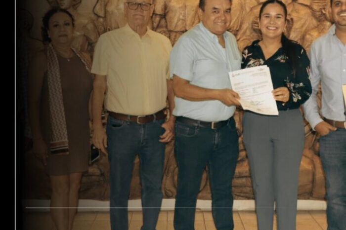 Educación Colima otorga primera descompactación de clave presupuestal a docente