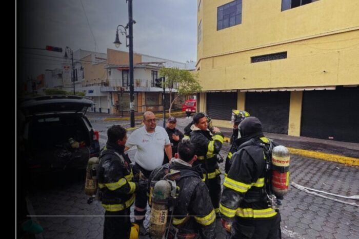 UEPC y Bomberos Voluntarios sofocan incendio en el centro histórico de Colima; el fuego ya fue controlado