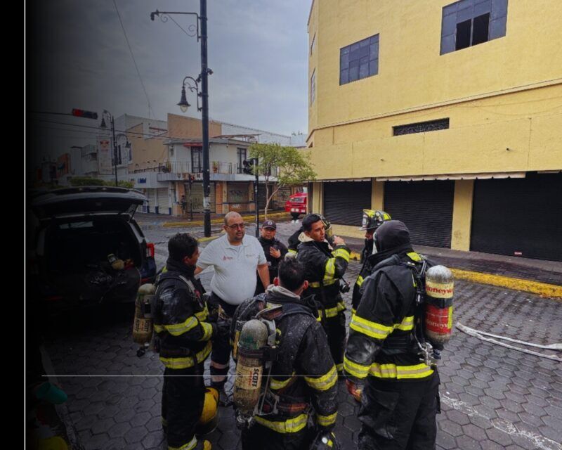 UEPC y Bomberos Voluntarios sofocan incendio en el centro histórico de Colima; el fuego ya fue controlado