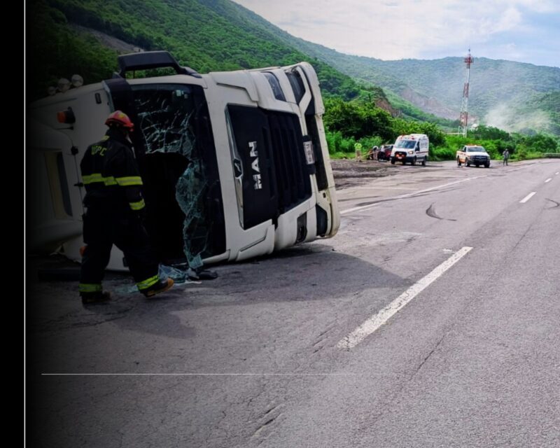 Atienden UEPC y GN accidente en La Salada, en la autopista Manzanillo-Colima; está cerrado el carril de baja velocidad