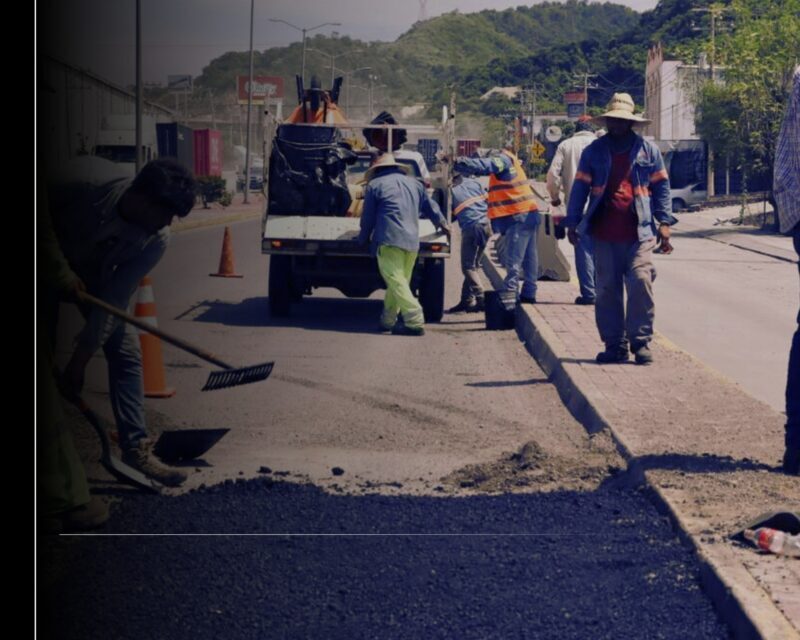 Avanza bacheo y construcción de calles con concreto hidráulico en Manzanillo