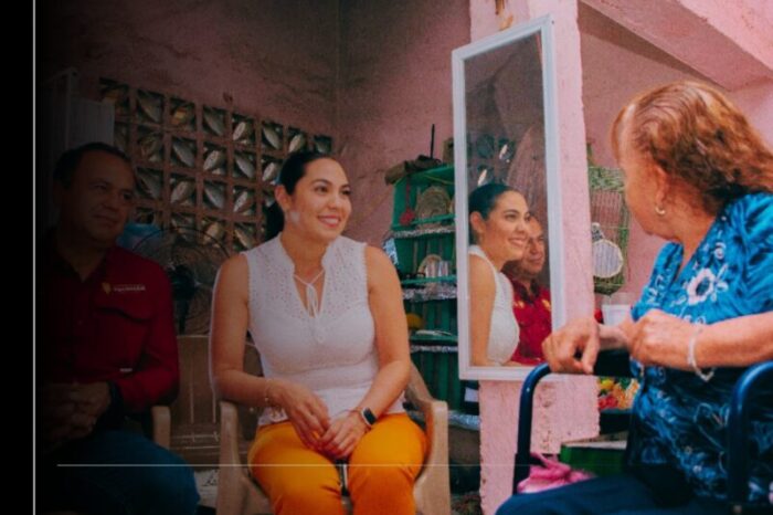 En Tecomán, gobernadora Indira Vizcaíno visita a pacientes de Operación Salud a tu Casa