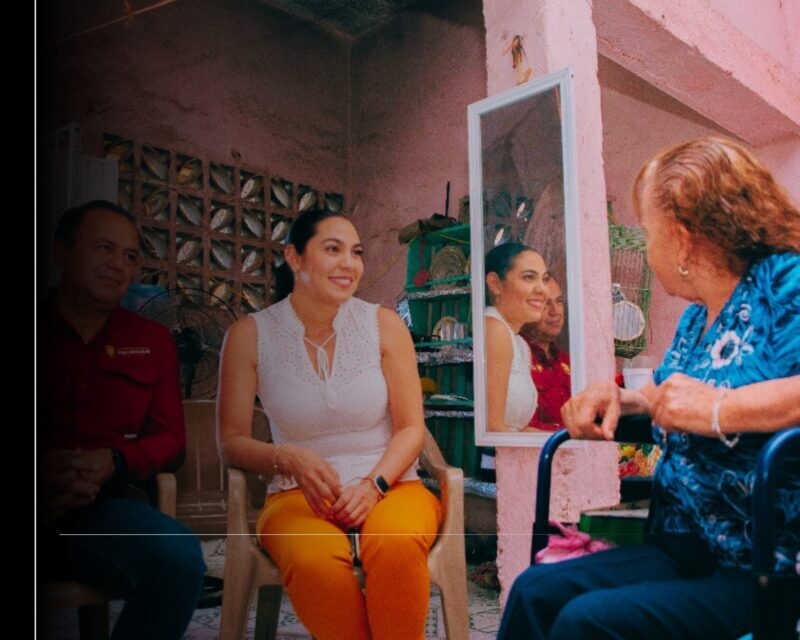 En Tecomán, gobernadora Indira Vizcaíno visita a pacientes de Operación Salud a tu Casa