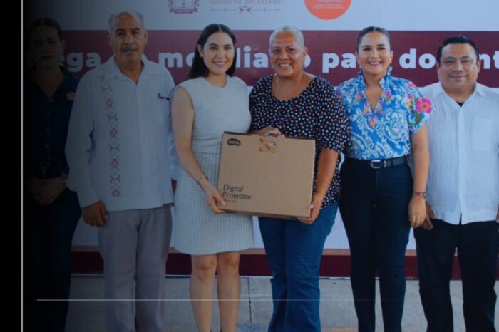 Indira Vizcaíno entregó mobiliario a docentes de 34 planteles en Manzanillo