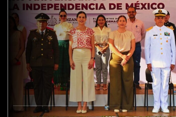 Rosi Bayardo encabeza ceremonia y Desfile Cívico-Militar por el 215 aniversario de la Independencia de México
