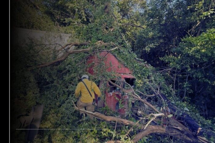 UEPC Colima atiende accidente de tráiler en Manzanillo a la altura de El Colomo; vía permanece cerrada