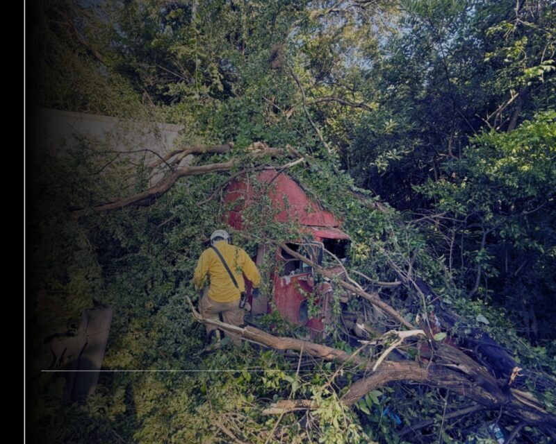 UEPC Colima atiende accidente de tráiler en Manzanillo a la altura de El Colomo; vía permanece cerrada