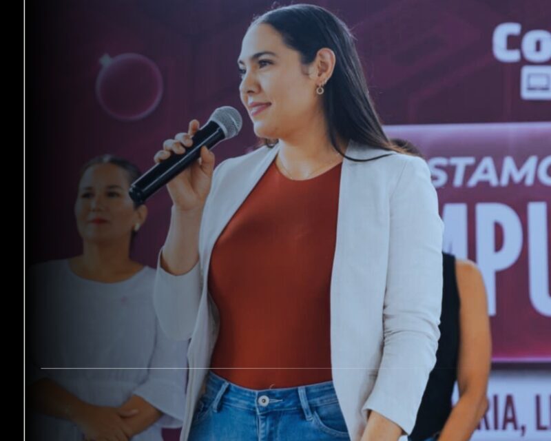 Indira Vizcaíno entrega ColiBecas Computadoras a estudiantes de secundaria en Coquimatlán