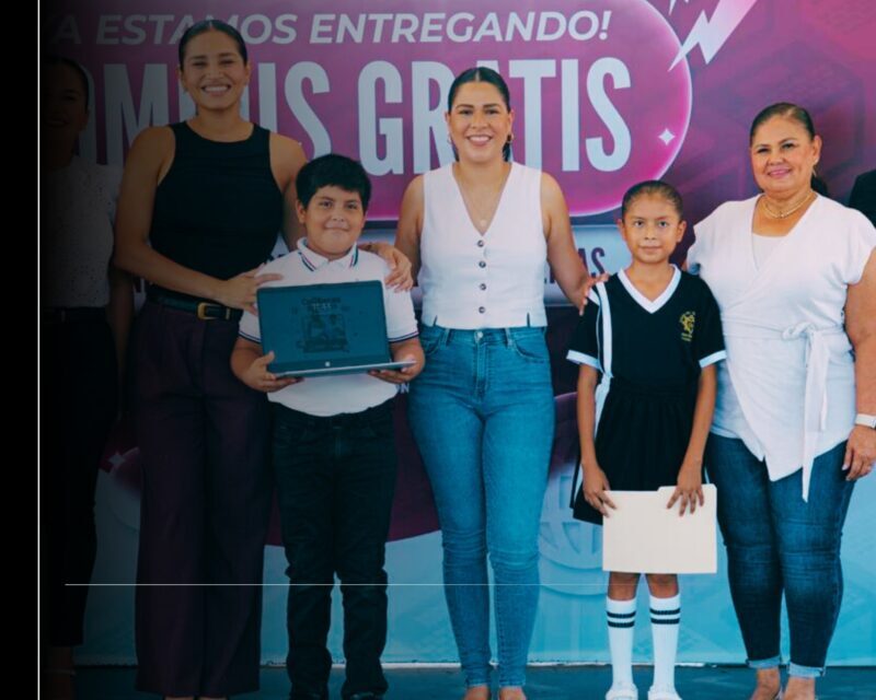 Estudiantes de secundaria de Ixtlahuacán reciben sus ColiBecas Computadoras del Gobierno del Estado de Colima
