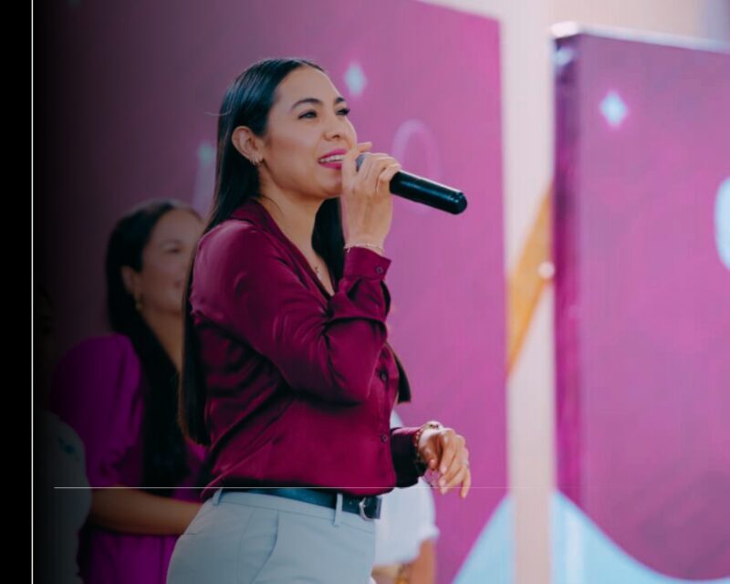 Indira Vizcaíno entregó 1,232 ColiBecas Computadoras a estudiantes del Tec de Colima, UPN, José Martí e Isenco