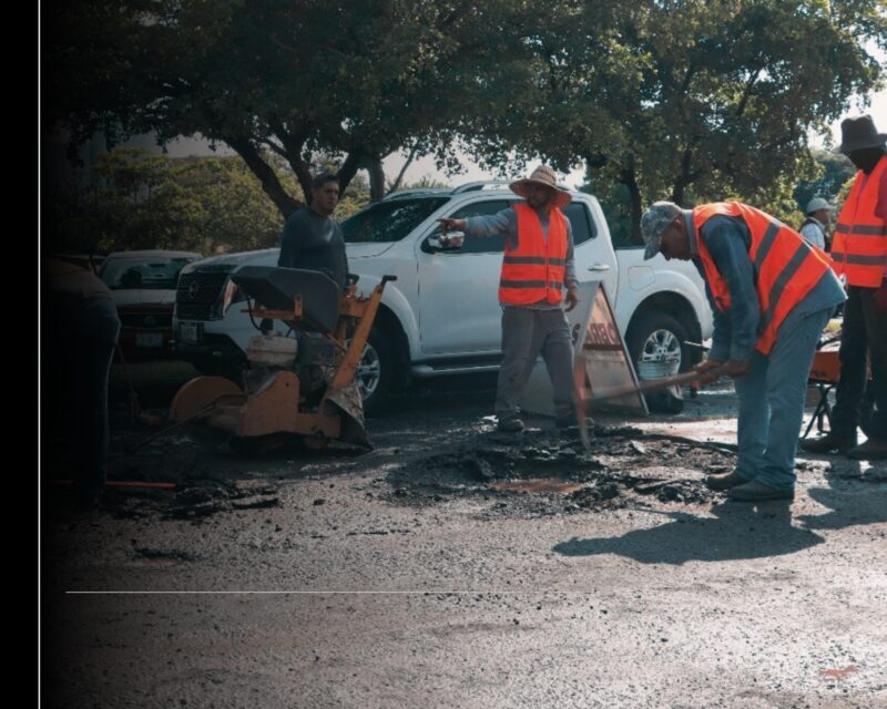 Seidum realiza trabajos de bacheo superficial en la calle del Ejecutivo, en el municipio de Colima