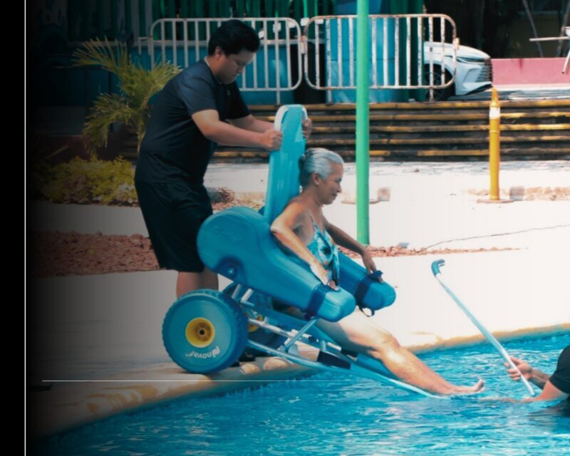 Gobierno del Estado de Colima entrega sillas anfibias en las albercas del Parque Regional