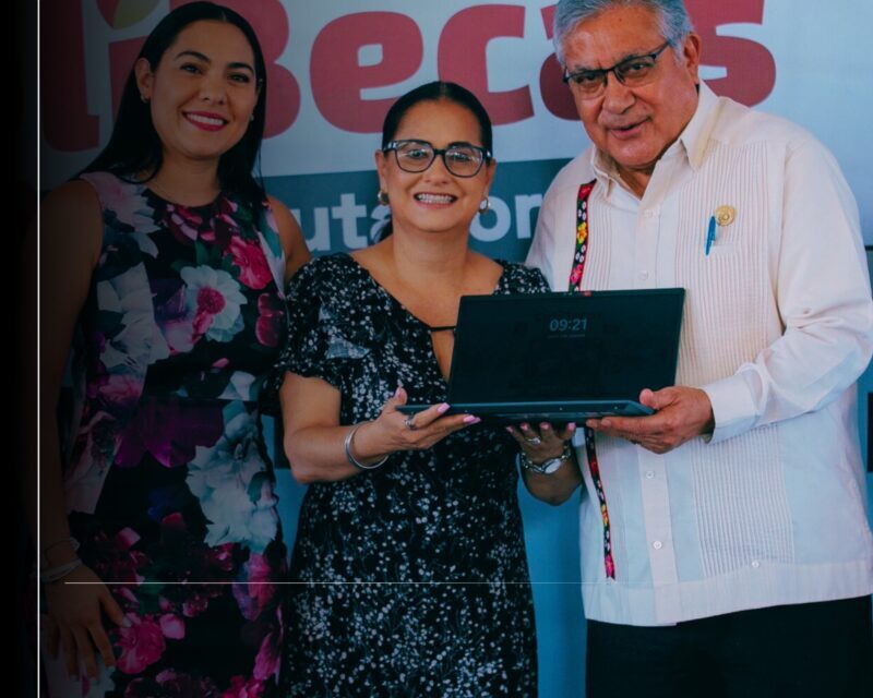 Indira Vizcaíno entregó 575 laptops gratuitas a maestras y maestros de primaria, en Villa de Álvarez