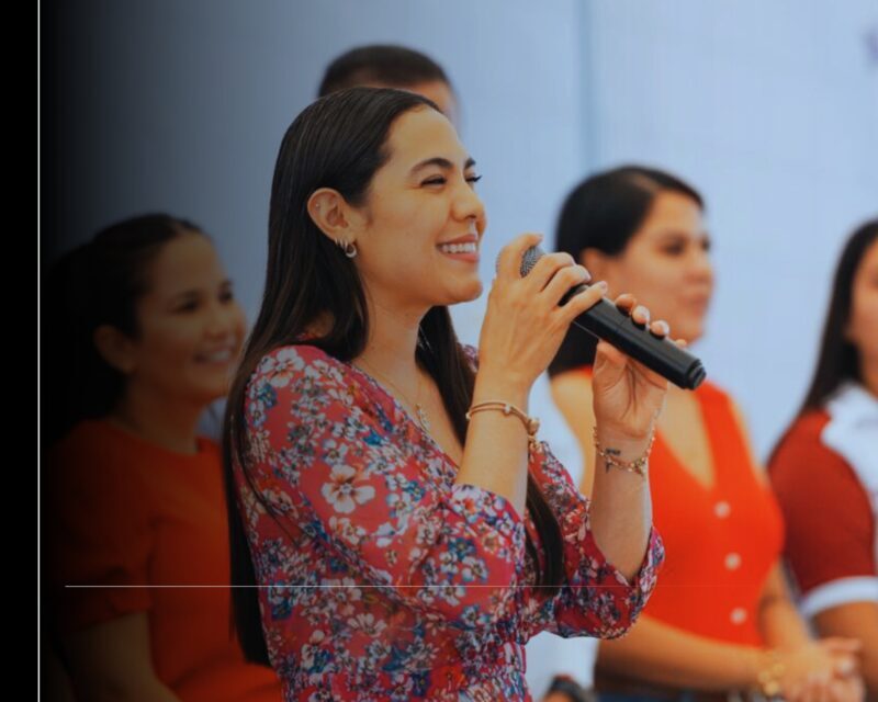 Indira Vizcaíno entregó 847 computadoras a docentes de Tecomán y Armería, este viernes