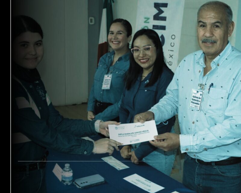Educación Colima y Fundación Holcim entregan becas en Tecomán