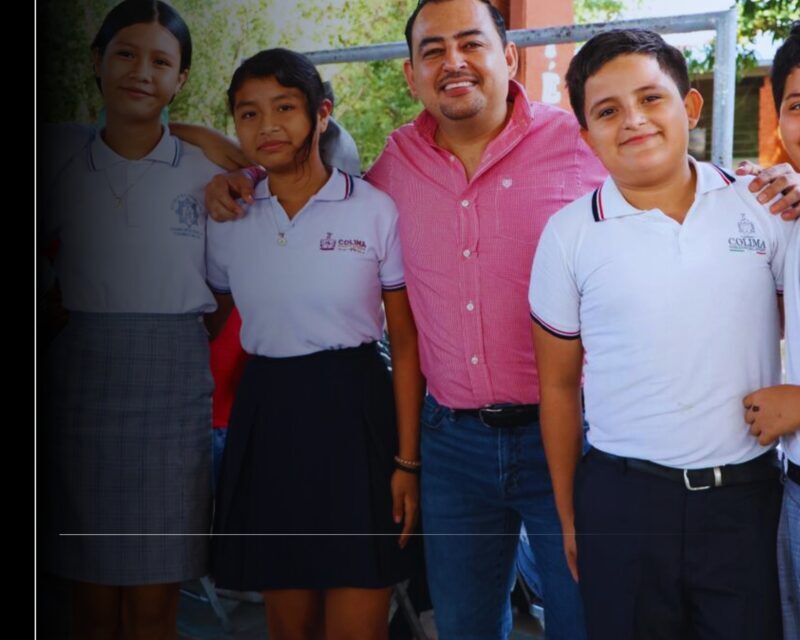 Entrega Julio León tarjetas de la Beca “Rita Cetina” en Coquimatlán