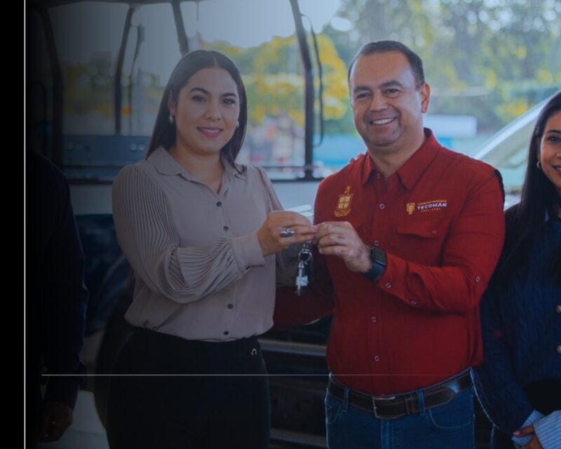 Indira Vizcaíno entregó dos patrullas y equipamiento a la Dirección de Seguridad Pública y Vialidad de Tecomán