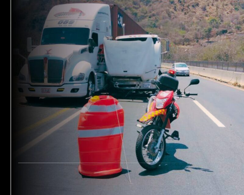 Choque de unidades de carga obstruye carril cerca del puente Tepalcates en la autopista Manzanillo-Colima, previene UEPC