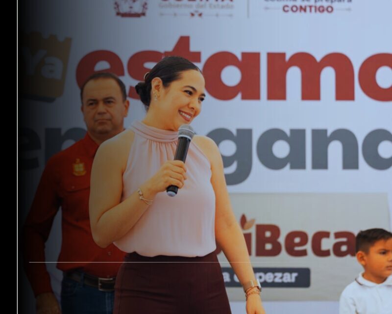 Indira Vizcaíno les entrega sus tarjetas de 'Mi ColiBeca para Empezar' a 472 estudiantes de preescolar, en Tecomán