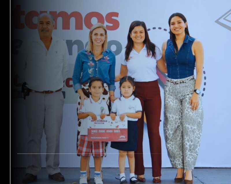 Estudiantes de Comala reciben tarjetas de Mi ColiBeca para Empezar que otorga el gobierno de Indira Vizcaíno