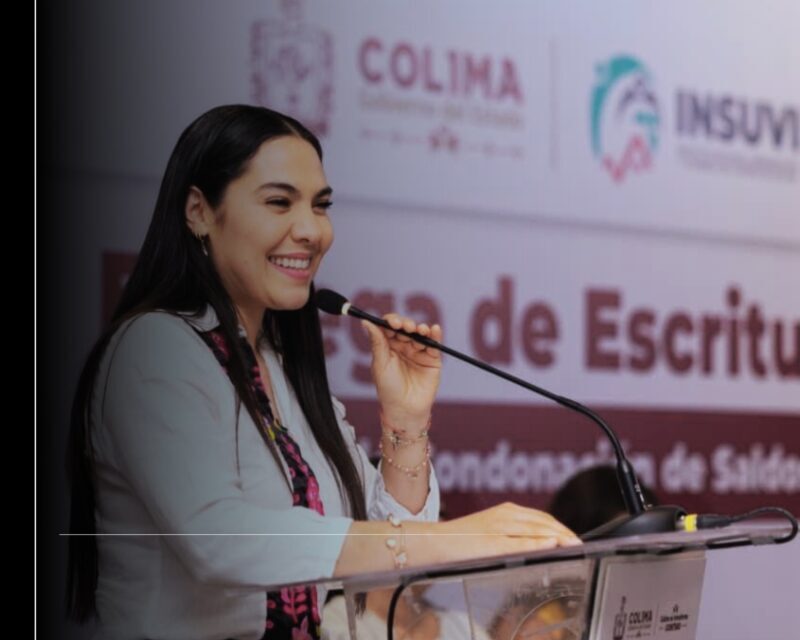Gobernadora Indira Vizcaíno entregó escrituras de casas Insuvi a 70 familias colimenses