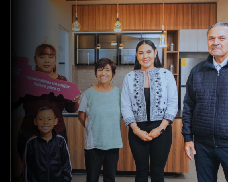 Indira Vizcaíno y titular de Sedatu entregaron escrituras de Viviendas para el Bienestar a 26 familias en Villa de Álvarez