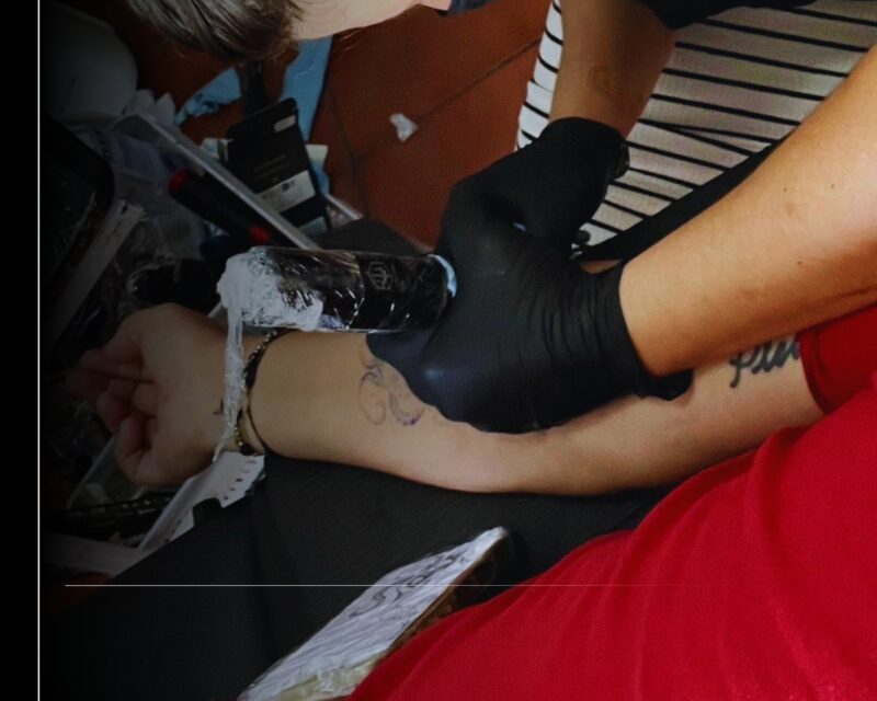 Para prevenir riesgos sanitarios, Salud Colima capacitará gratuitamente a quienes realizan tatuajes y perforaciones