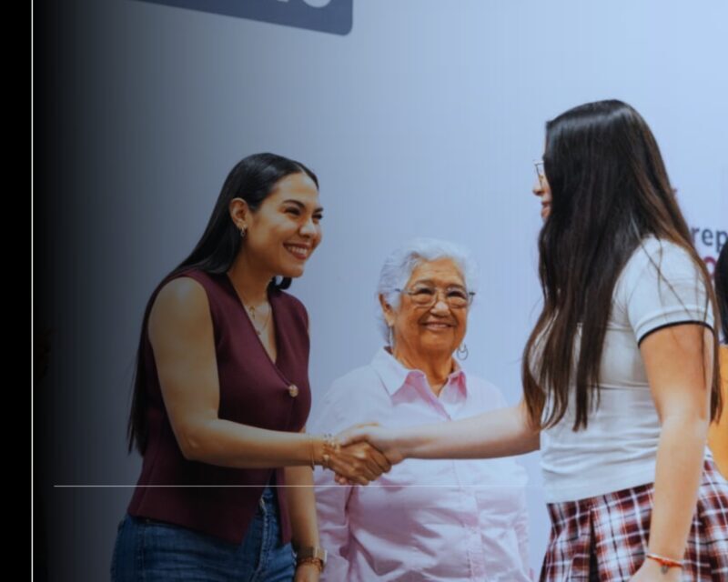 Indira Vizcaíno inició en el Isenco las asambleas de Mi ColiBeca para el FuturoIndira Vizcaíno inició en el Isenco las asambleas de Mi ColiBeca para el Futuro