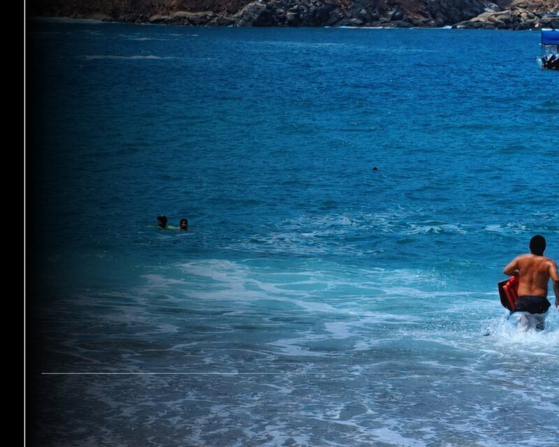 En Manzanillo, guardavidas rescatan del mar a padre e hija de Aguascalientes