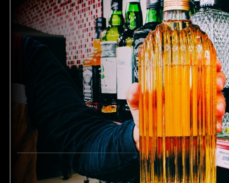 Alerta sanitaria por falsificación de tequila de reconocida marca; Coespris llama a no consumirlo