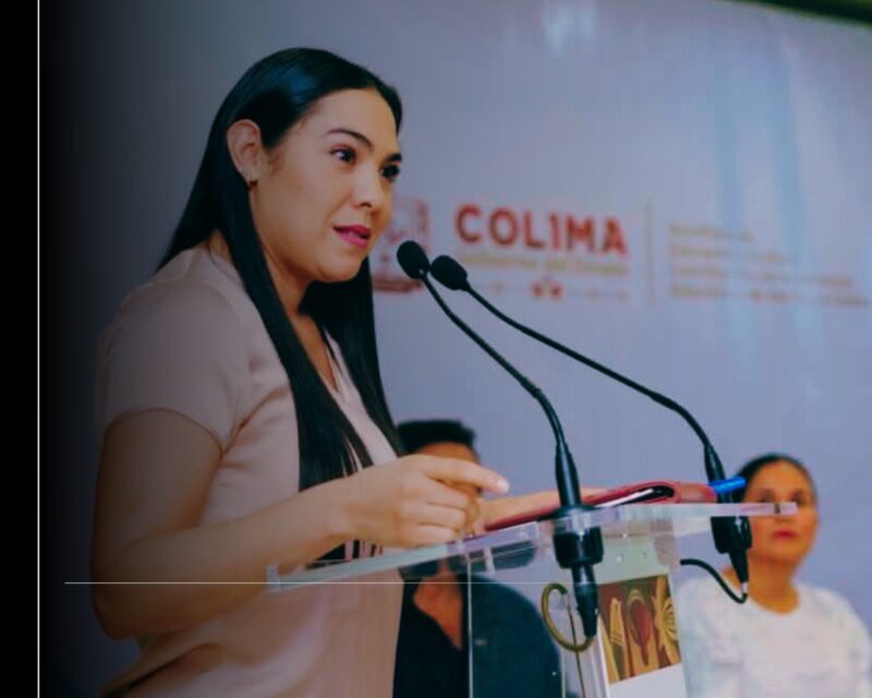 Gobernadora de Colima entrega pagos de marcha a familias de trabajadores de la educación