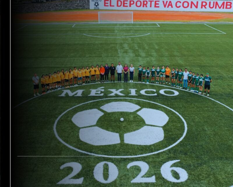 Indira Vizcaíno y Sedatu entregaron la cancha sintética de futbol en la Unidad de La Villa