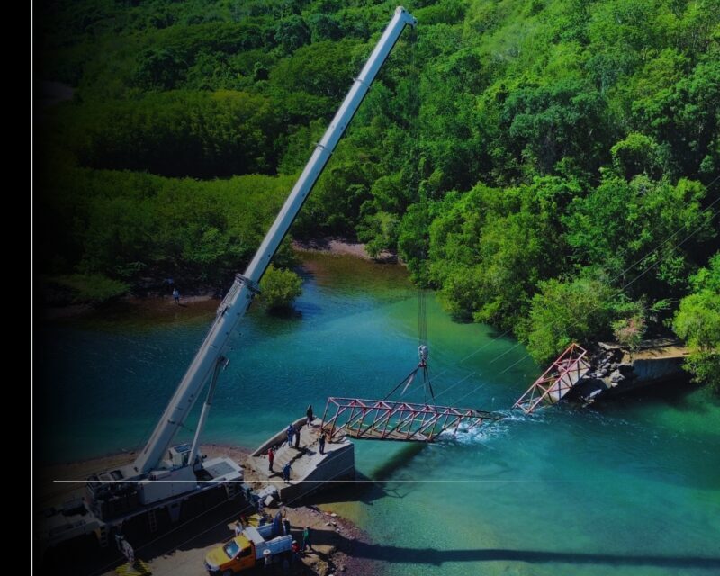 Ayuntamiento de Manzanillo inicia retiro de estructura colapsada en puente de La Boquita