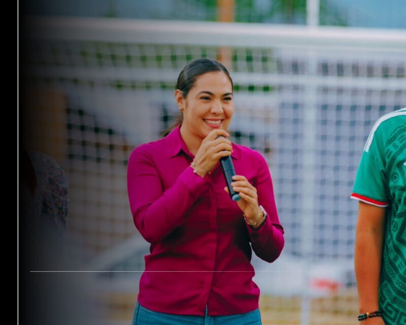Gobernadora Indira Vizcaíno entregó nueva cancha de futbol 5 en Coquimatlán