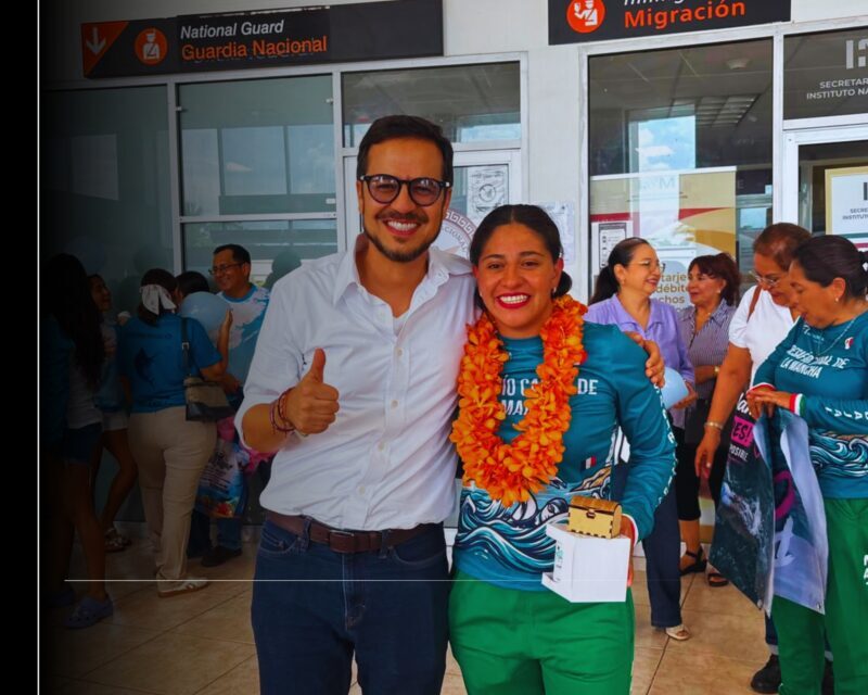 Jorge Padilla recibe a Pouleth Carbajal tras hacer historia en el Canal de la Mancha