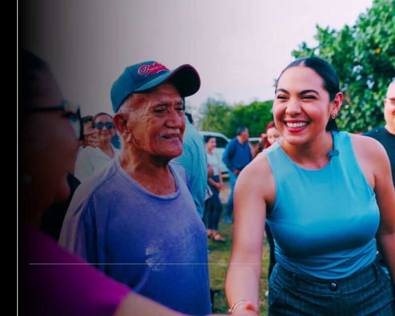 Mandataria Indira Vizcaíno entregó en Tecomán dos nuevas canchas de futbol 5 y 7