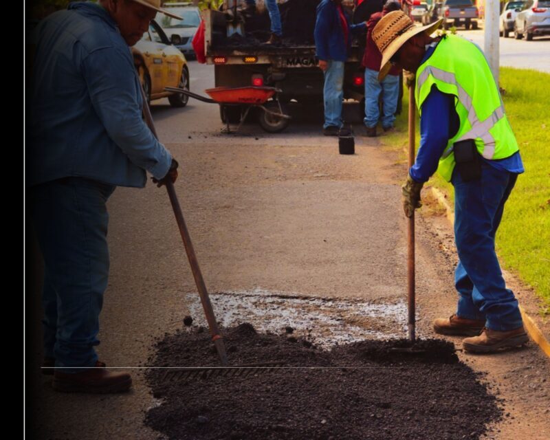 Ayuntamiento de Manzanillo intensifica trabajos de bacheo con cinco frentes de atención