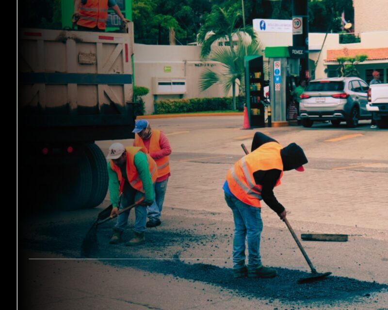 Ayuntamiento de Manzanillo atiende baches en Valle Paraíso y Barrio I